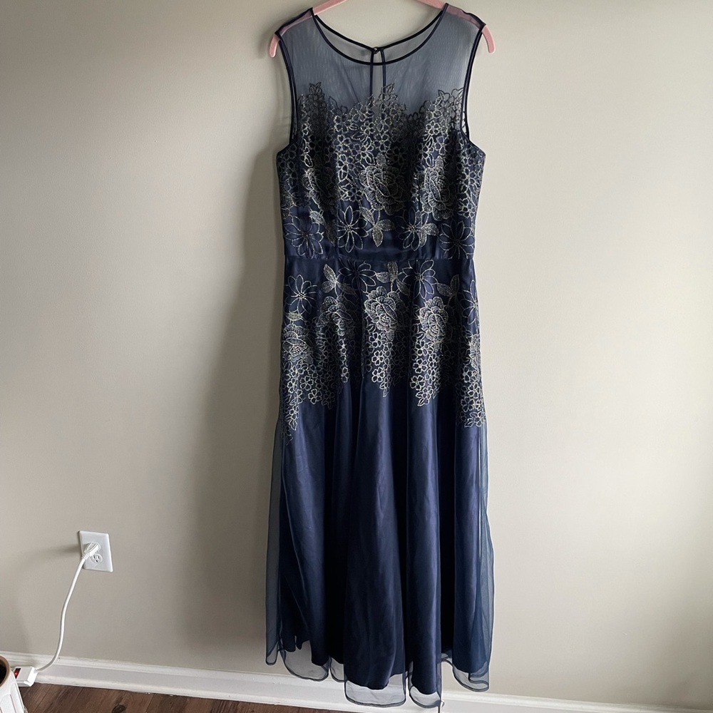 Beautiful Tahari Navy dress with Gold Size 12